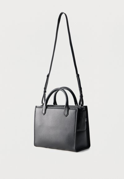 Μαύρη δερμάτινη τσάντα χειρός με δύο κοντές λαβές και έναν μακρύ ρυθμιζόμενο ιμάντα ώμου, ορθογώνιο σχήμα με λεία υφή.