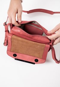 Aunts & Uncles MRS. BAO BUN - Schoudertas - astro dust