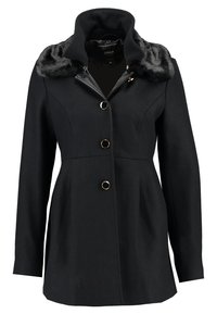Cappotto nero con una finitura testurizzata, colletto alto, bordino in pelliccia sintetica, cerniera singola e quattro bottoni in tono dorato. Vestibilità sartoriale con orlo svasato.