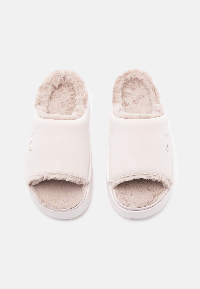 Pantofole bianche con fodera in pelliccia sintetica e design con punta aperta. Materiale superiore liscio con branding discreto sul lato.