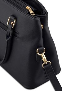 Musta teksturoitu käsilaukku, jossa on kultainen vetoketju ja tarvikkeet, sisältää sivuhihnan ja kaarevan muodon, korostaen tyylikästä muotoilua ja toiminnallisuutta.