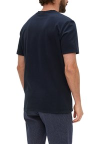 Korte mouwen marineblauw katoenen T-shirt met een ronde hals, met een gladde textuur en een standaard pasvorm. Zichtbare stiksels bij de zoom en de mouwen.