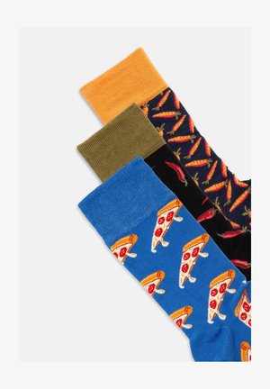 Tre par strumpor: orange, olivgrön och blå med pizzamönster. Den blå strumpan har ett mönster av pepperonipizzaskivor.