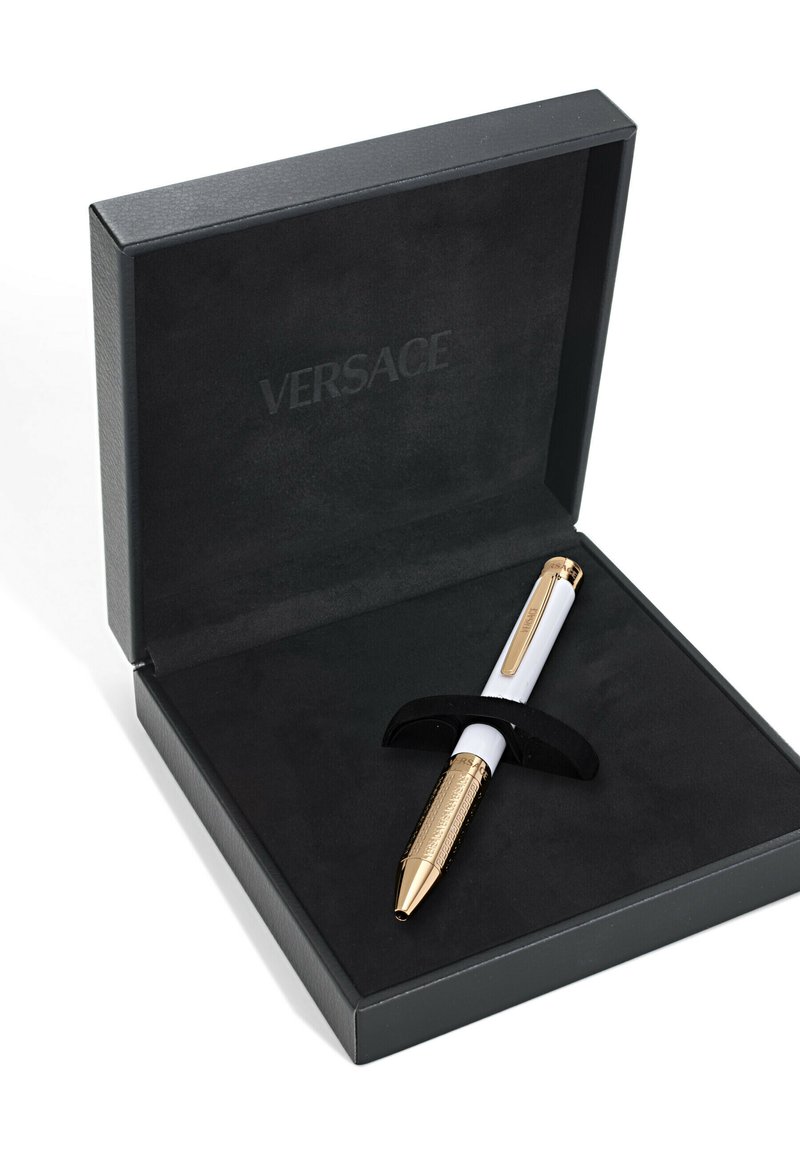 Penna Versace con fusto bianco e rifiniture dorate, esposta in una scatola nera con interno in velluto. Logo impresso sul coperchio.