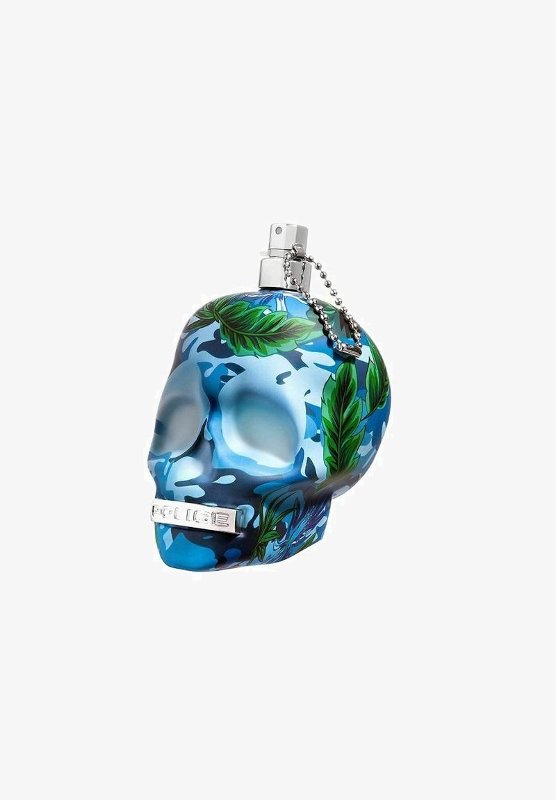 Blå parfume flaske formet som et kranium, prydet med camouflage-mønstre og grønne bladdetaljer, med en sølvfarvet spraydyse og kædedetalje.