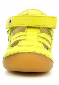 Fel gele leren schoen met een ronde neus, open zijdetjes, verstelbare klittenbandsluiting en een lichtbruine rubberen zool.