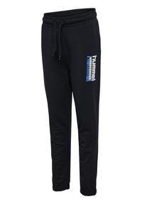 Melnas sporta bikses no mīksta auduma, ar elastīgu jostu un auklu, sašaurinātiem kājām, un zilo un balto "hummel sportswear" rakstu.