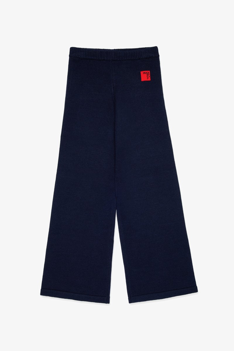 Bredde ben navy blå bukser med en teksturert overflate, med elastisk livlinje og en liten rød merkeetikett på øvre venstre side.