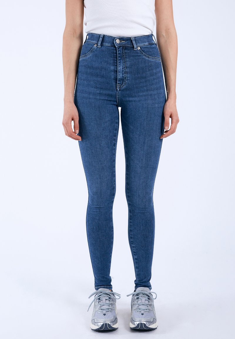 Högmidjade blå denimjeans med slim fit. Har traditionell femficksdesign och subtila sömnadsdetaljer.