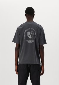 Samsøe Samsøe UNISEX - Marškinėliai su spaudiniu - black zen