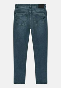 Jeans in denim blu scuro con vestibilità dritta, dotati di due tasche posteriori e una patch in pelle nera con logo sulla cintura.