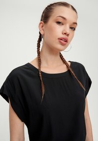 QS DOTÉ D’UNE FENTE DANS LE DOS - Bluse - schwarz