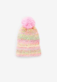 Gebreide beanie in pastelroze, geel en groen, met een zachte roze pompon bovenop. Ribgebreide band aan de onderkant verbetert de pasvorm en textuur.