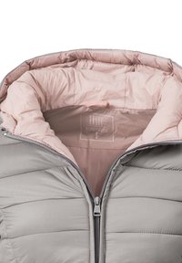 Giacca a vento grigia chiara con esterno liscio e interno trapuntato rosa. Presenta una cerniera frontale e un'etichetta cucita all'interno.