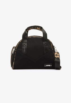 Borsa in nylon nera con accenti a stampa leopardata, forma arrotondata, due manici corti e una tracolla removibile. Presenta una chiusura con zip e un dettaglio del logo.