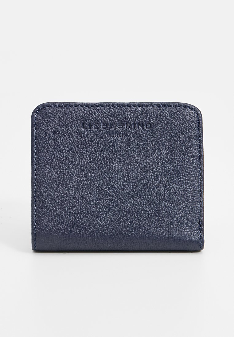 Granatowy skórzany portfel o teksturowanej powierzchni, z wytłoczonym logo. Kompaktowy kwadratowy kształt z zaokrąglonymi krawędziami i widocznymi detalami szwów.