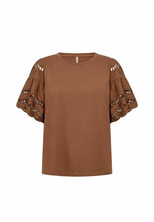 Brun kortærmet top med rund halsudskæring og flæseformede, hulmønstrede pufærmer i blonder.