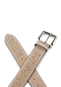 Cinturón de cuero beige con una fila de tachuelas metálicas y rhinestones, con una hebilla rectangular plateada. Textura suave y longitud ajustable.