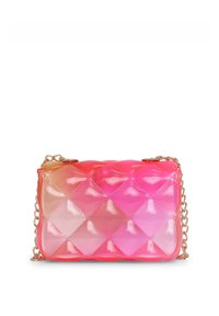 Borsa a tracolla trapuntata e traslucida in gradiente di rosa e arancione. Caratterizzata da una tracolla in catena dorata e una texture superficiale a forma di diamante.