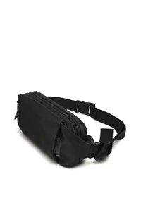 Borsa in nylon nera a vita con una texture liscia. Presenta un'apertura principale con cerniera, una tracolla regolabile e un dettaglio di branding sottile.