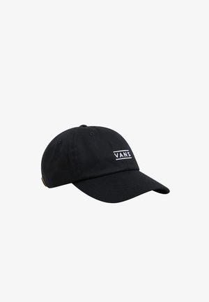 Gorra negra de tela, con visera curva y ojales ventilados. Logo blanco de "VANS" bordado en el frente. Correa ajustable en la parte trasera.