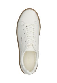 Bílé kožené tenisky se zaoblenou špičkou, šněrováním a hnědou gumovou podrážkou. Mají vyražené logo po straně a minimalistický design.