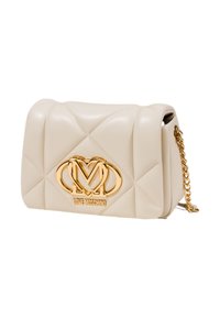 Borsa a tracolla beige imbottita realizzata in materiale sintetico, con una catena dorata e un grande logo decorativo sulla parte anteriore.