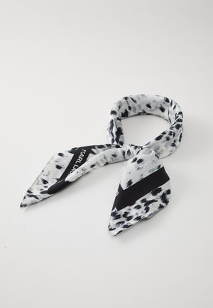 Foulard in seta nei toni di nero, bianco e grigio. Presenta un motivo a pois e una striscia diagonale nera con testo bianco. Design a nodo attorcigliato.