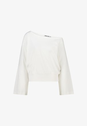 Sweat-shirt court blanc avec encolure large, manches longues et texture lisse. Comprend une étiquette au niveau du cou et aucun motif ou accent visible.