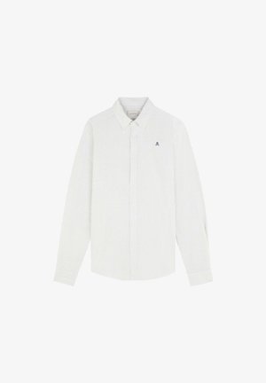 Chemise blanche à manches longues avec des fines rayures verticales et un petit logo de crâne noir sur la poitrine gauche.