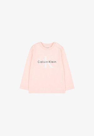 Hellrosa Langarmshirt für Kleinkinder mit Calvin Klein Logo in der Mitte gedruckt und Druckknöpfen an einer Schulter.