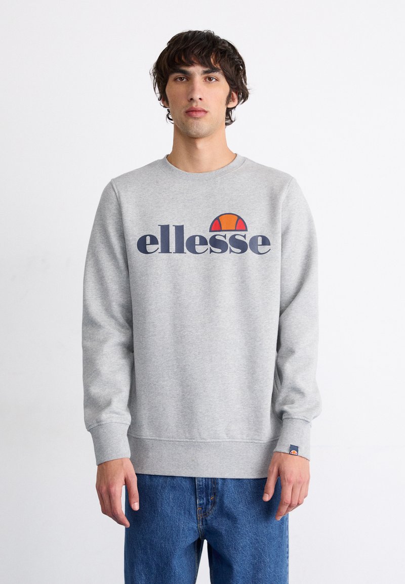 Grijze sweatshirt met ronde hals, voorzien van een marineblauw logo en een oranje accent. Lange mouwen met ribgebreide manchetten en zoom. Casual pasvorm.