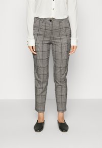 Pantalon à carreaux gris avec une coupe ajustée. Confectionné dans un tissu à la texture lisse, il est doté de poches et d'une fermeture à bouton à la taille.