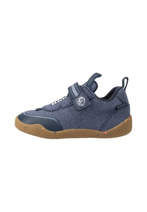 Enkele donkergrijze vilten sneaker met rubberen zool, elastische veters, klittenbandsluiting en trekriemen op de tong en hiel, gezien vanaf de buitenkant.