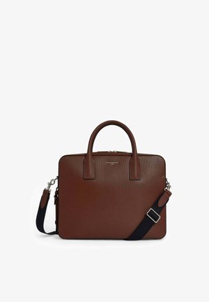 Mallette en cuir texturé marron avec deux poignées, une bandoulière réglable et une fermeture éclair sur le dessus. Présente un design minimaliste avec des ferrures argentées.