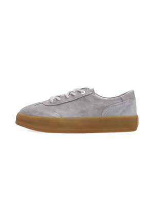 Grauer Wildleder-Sneaker mit niedrigem Schnitt, weißen Schnürsenkeln und dicker brauner Gummisohle, im linken Seitenprofil vor weißem Hintergrund dargestellt.