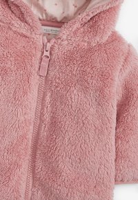 Pink fleece hoodie featuring a zip closure, soft texture, and a patterned lining with small stars. Cozy and designed for warmth.