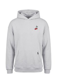 Sweat à capuche gris clair avec poche kangourou à l'avant et petites cerises rouges brodées avec des feuilles vertes sur la poitrine gauche.