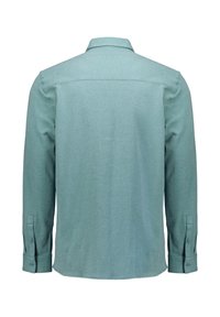 Langsleeve shirt in gedempt smaragdgroen stof met een kraag, knoopmanchetten en een rechte zoom. Gladde textuur zonder zichtbare patronen of accenten.