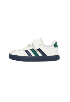 Sneaker bianca con suola blu navy, strisce laterali blu navy e verdi, cinturino in velcro e linguetta verde sul tallone.