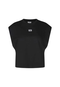 T-shirt noir cropped avec un col large et des manches courtes. Présente un petit patch logo au centre. Matériau en coton avec une texture lisse.