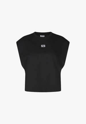 T-shirt noir cropped avec un col large et des manches courtes. Présente un petit patch logo au centre. Matériau en coton avec une texture lisse.