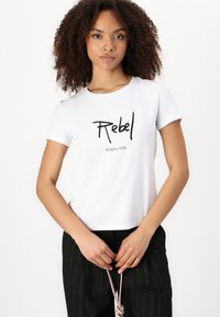 T-shirt bianca in cotone con scollatura rotonda, maniche corte, e stampa nera "Rebel" e "PATRIZIA PEPE" sul davanti.
