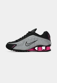 SHOX R4 - Sneakers low - black/metallic silver-coloured/pinksicle
