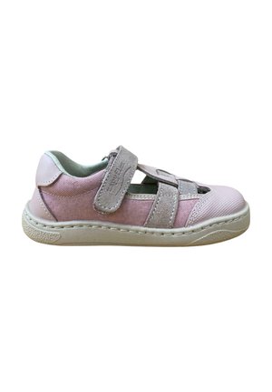 Sandalia infantil en rosa claro y gris con tira de velcro y suela de goma, diseñada para comodidad y fácil cierre.