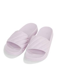Lyse lilla slide-sandaler lavet af tekstureret gummi, med en bred rem med prægede "ONEILL" logo, flad sål og minimalistisk design.
