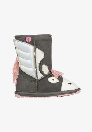 Grå og hvid børnestøvle med pink garn manke, iriserende vingedekoration og øje- og øredetaljer på siden.