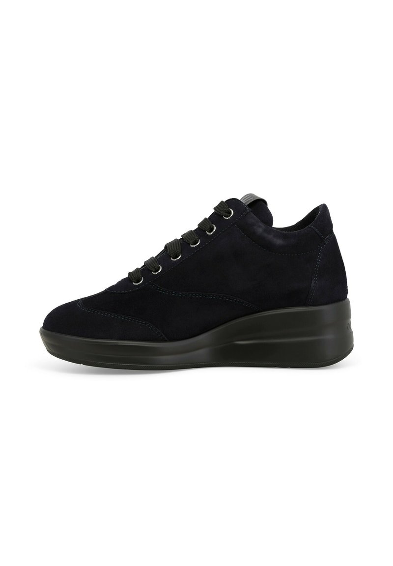 Sneaker in suede blu navy con suola platform, punta tonda e lacci neri. Presenta occhielli in tonalità argento e dettagli di cucitura sottili.