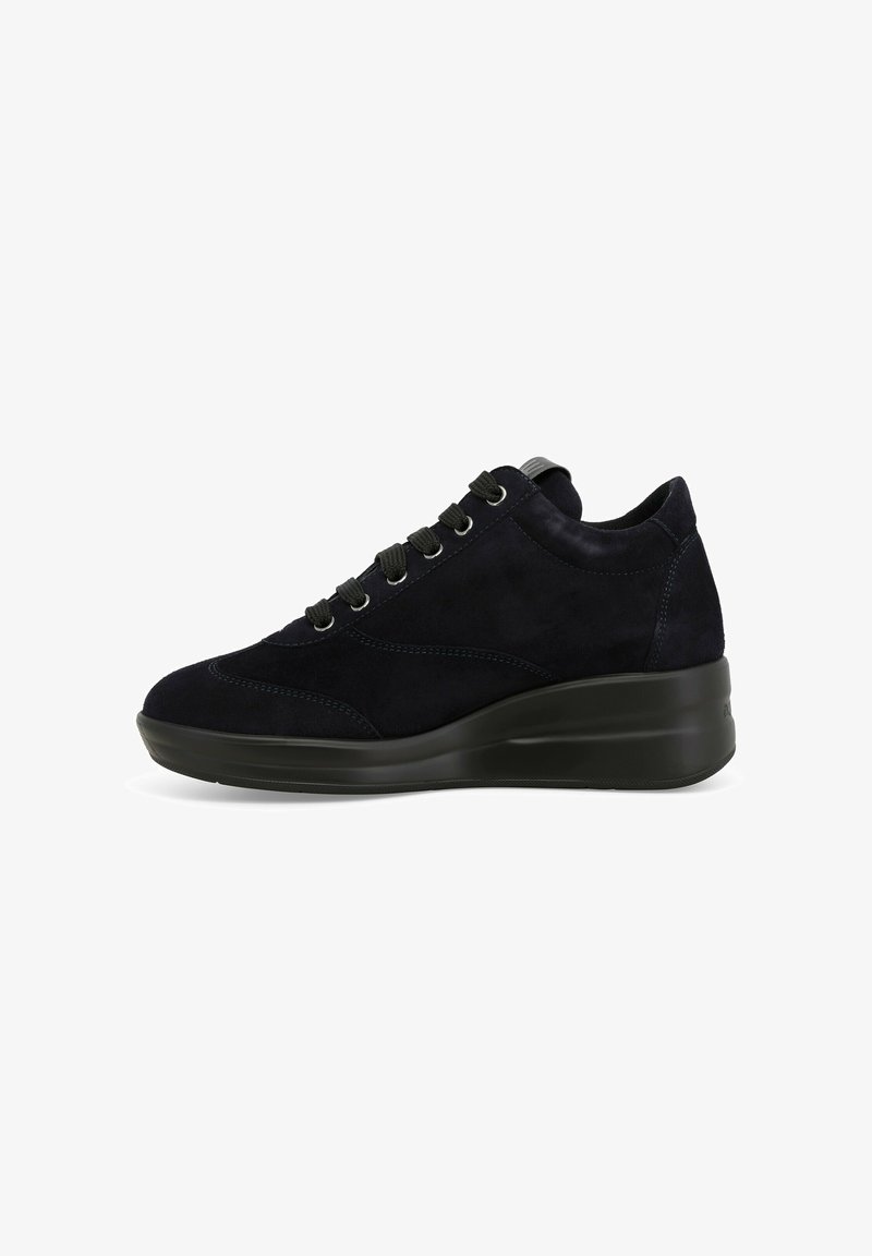 Sneaker in suede blu navy con suola platform, punta tonda e lacci neri. Presenta occhielli in tonalità argento e dettagli di cucitura sottili.