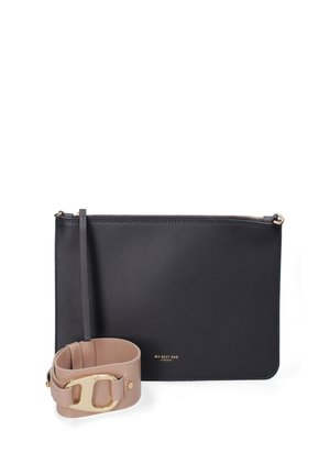 Bolso clutch rectangular de cuero negro con una correa de cuero beige desmontable que presenta una hebilla grande dorada y texto "MY-BEST BAG FIRENZE".
